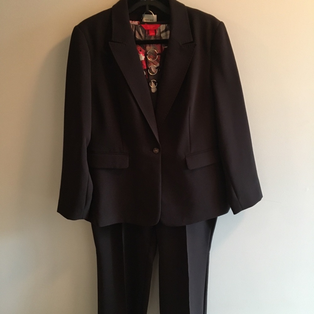 Gorgeous 3-piece suit by Nine West, size 18, includes jacket, blouse, and pants